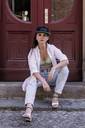 夏日时尚欧美街拍中年少女美女图片